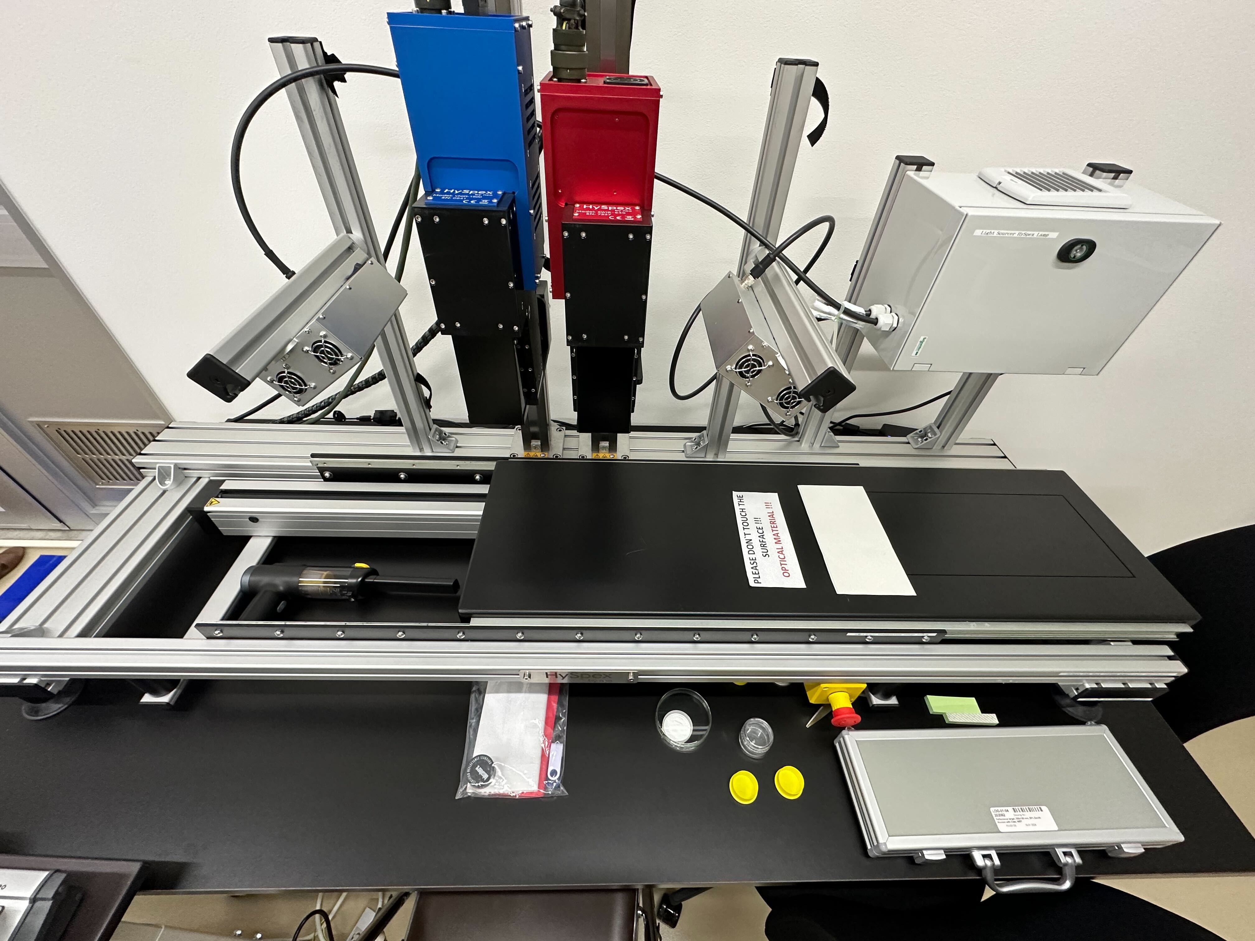 Hyperspectral imaging system with stage